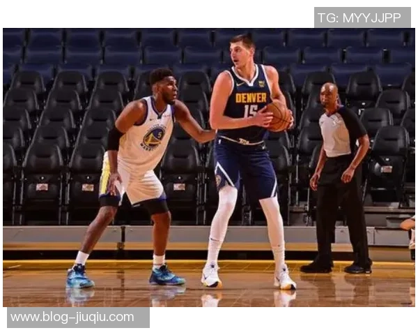 勇士队在季前赛中绝杀掘金队展现强大实力与团队默契